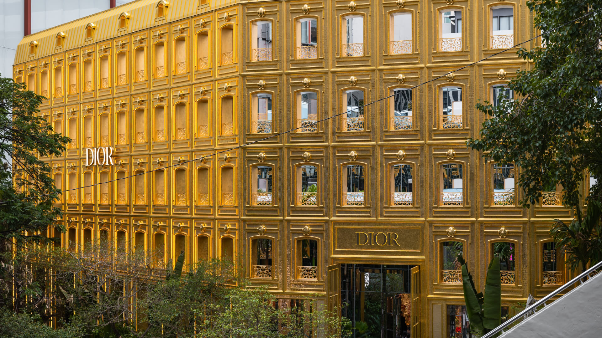 Золотой дом Dior открылся в Бангкоке